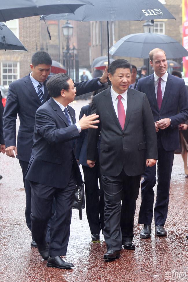 比亚迪总裁王传福向习主席介绍纯电动双层大巴