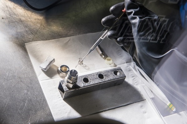 组装一块电池以测试钠离子电池材料