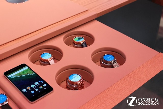 尽显奢华 华为发布女士款HUAWEI WATCH 