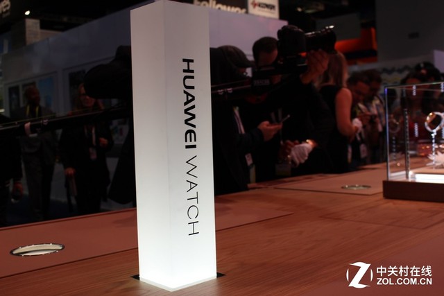 尽显奢华 华为发布女士款HUAWEI WATCH 