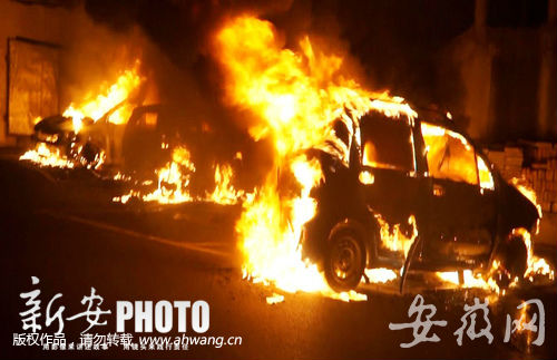 安徽合肥一小区充电电动车突起火 殃及两辆轿车被烧毁