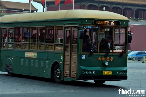 载满乘客的银窿纯电动公交车。