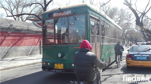 正在路上运行的银窿纯电动公交车。