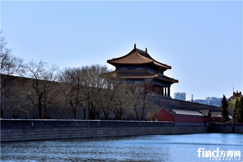 河水环绕的故宫东门。