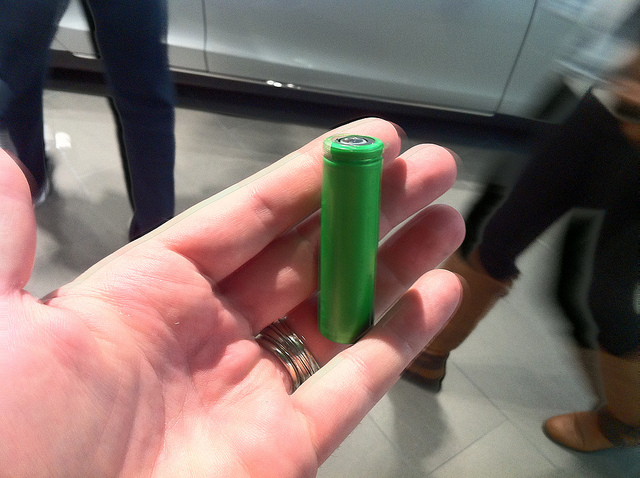 特斯拉电动汽车搭载的三元锂电池