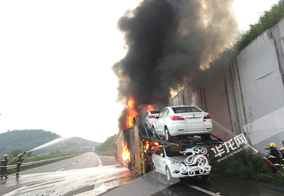 G50S高速重庆丰都段一挂车起火 车载14辆电动轿车烧毁8辆