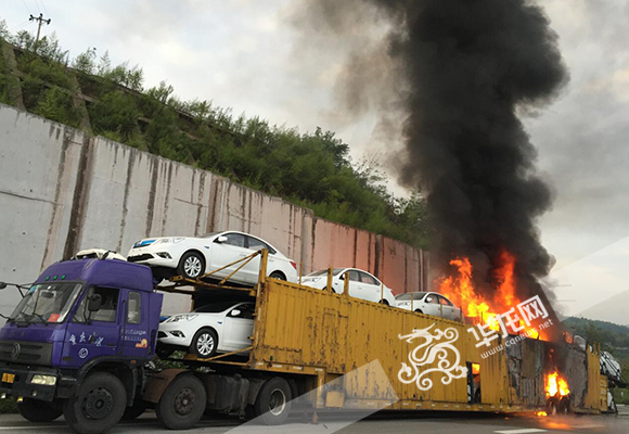 G50S高速重庆丰都段一挂车起火 车载14辆电动轿车烧毁8辆