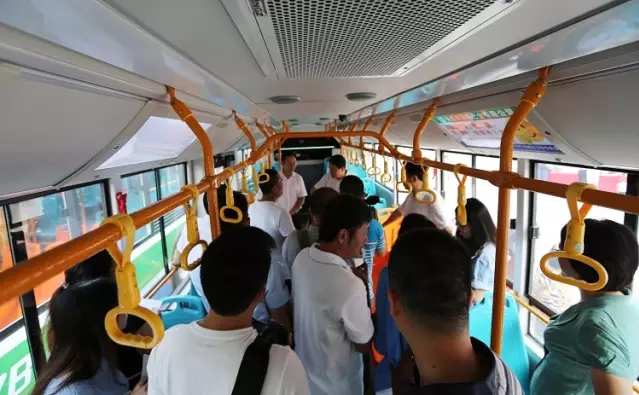 领导们登上客车，并对客车质量表示满意