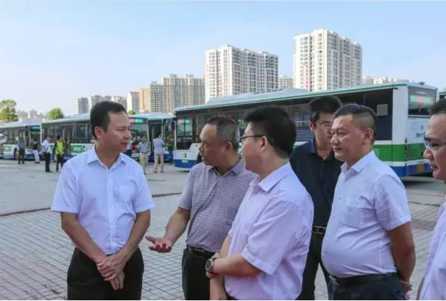 李耿坚副市长听取营销一部副总经理杜荣生介绍银隆钛电池的优势