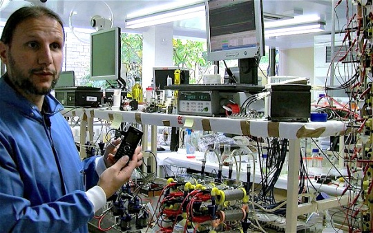 撒尿500ml充电3小时 尿液电池已经问世