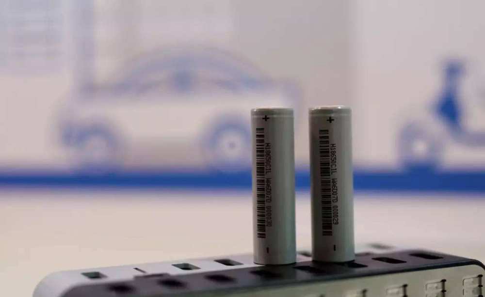 固态电池“中场战事”:丰田向左,大众向右? 固态电池“中场战事”:丰田向左,大众向右?