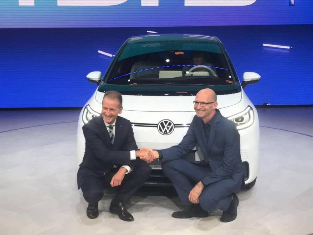 固态电池“中场战事”：丰田向左，大众向右？