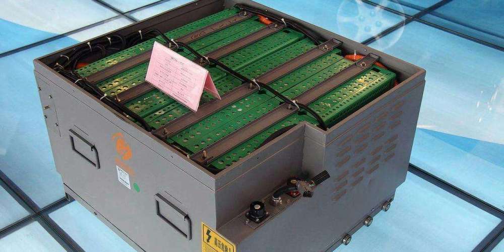 固态电池“中场战事”:丰田向左,大众向右? 固态电池“中场战事”:丰田向左,大众向右?