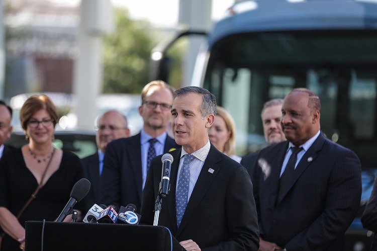 洛杉矶市长埃里克·加塞蒂公布新的碳排放削减计划“2028年零排放指南”