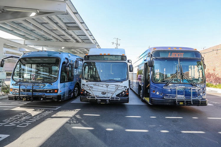 “2028年零排放指南”发布会现场展示了部分参与合作的电动车辆