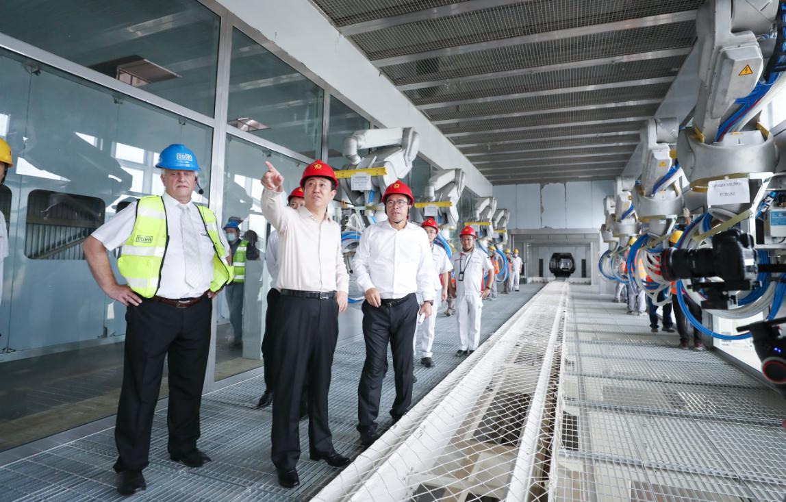 许家印视察恒大汽车生产基地涂装车间