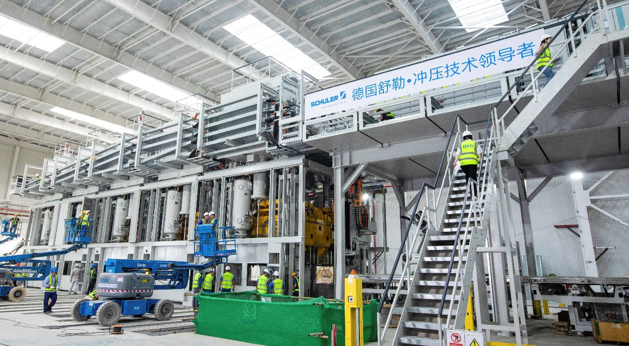 冲压车间•世界最领先的德国舒勒全自动冲压线生产 冲压车间•工程师进行冲压设备调试