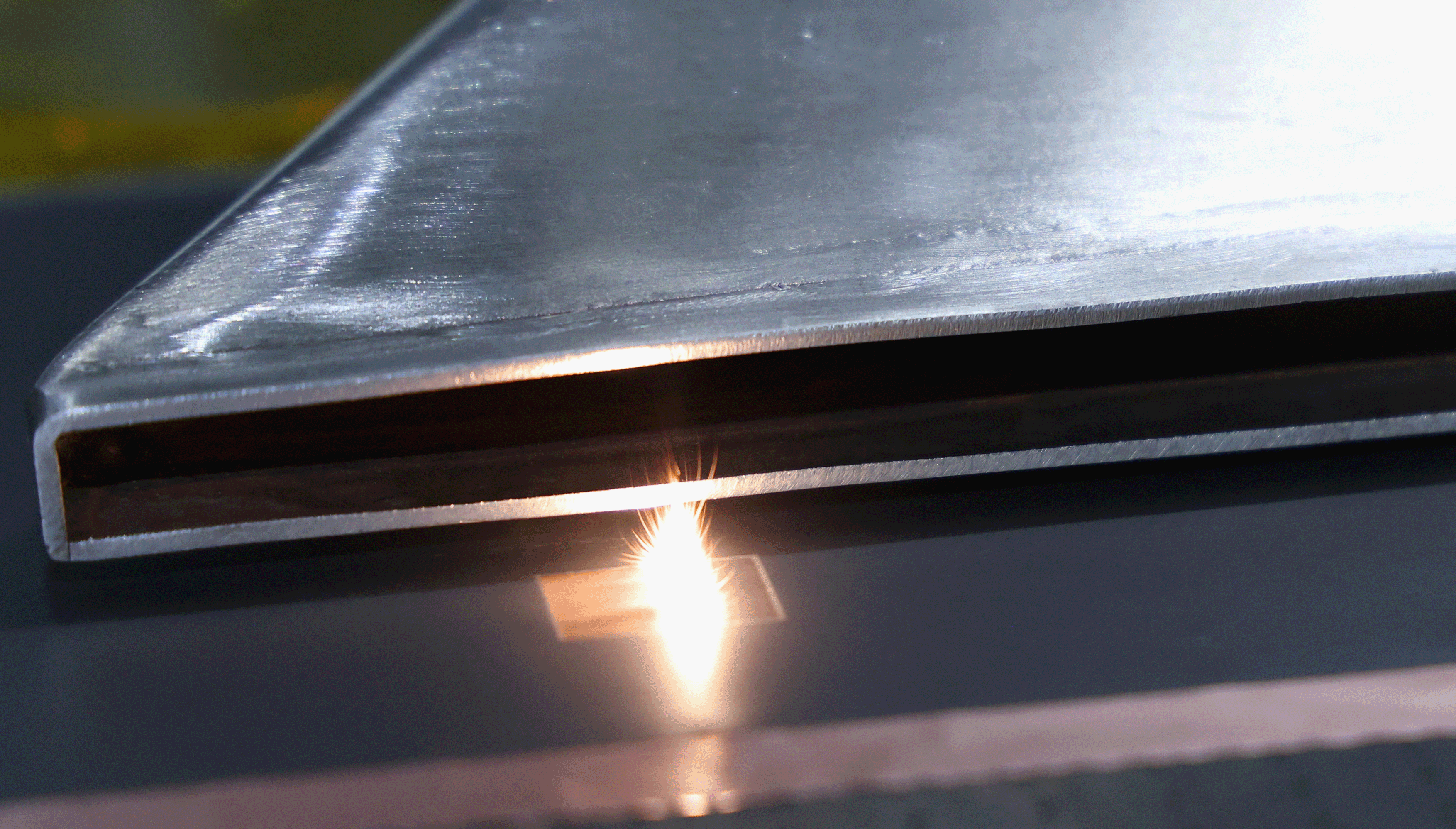 利元亨极片激光飞行清洗：精准控制，高效无损