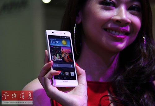 一名模特在新加坡亚洲通讯展上展示华为公司的新款智能手机Ascend P6。新华社记者陈济朋摄