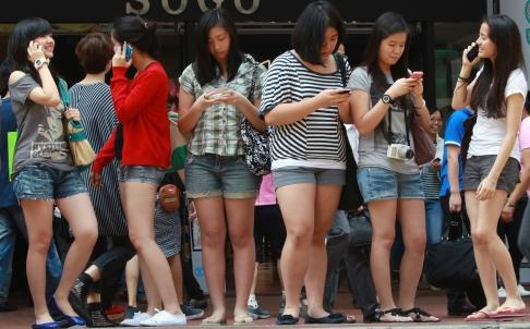 年轻人智能手机消费热