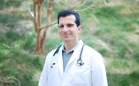 全球首创 法一私立医院戴谷歌眼镜做教学示范手术