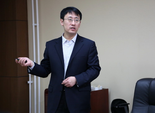 课题负责人吴大勇研究员作课题完成情况报告