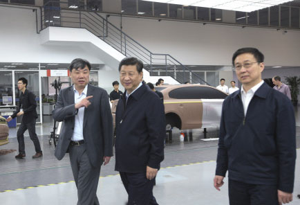 习近平考察上汽集团 试坐自主品牌汽车荣威950