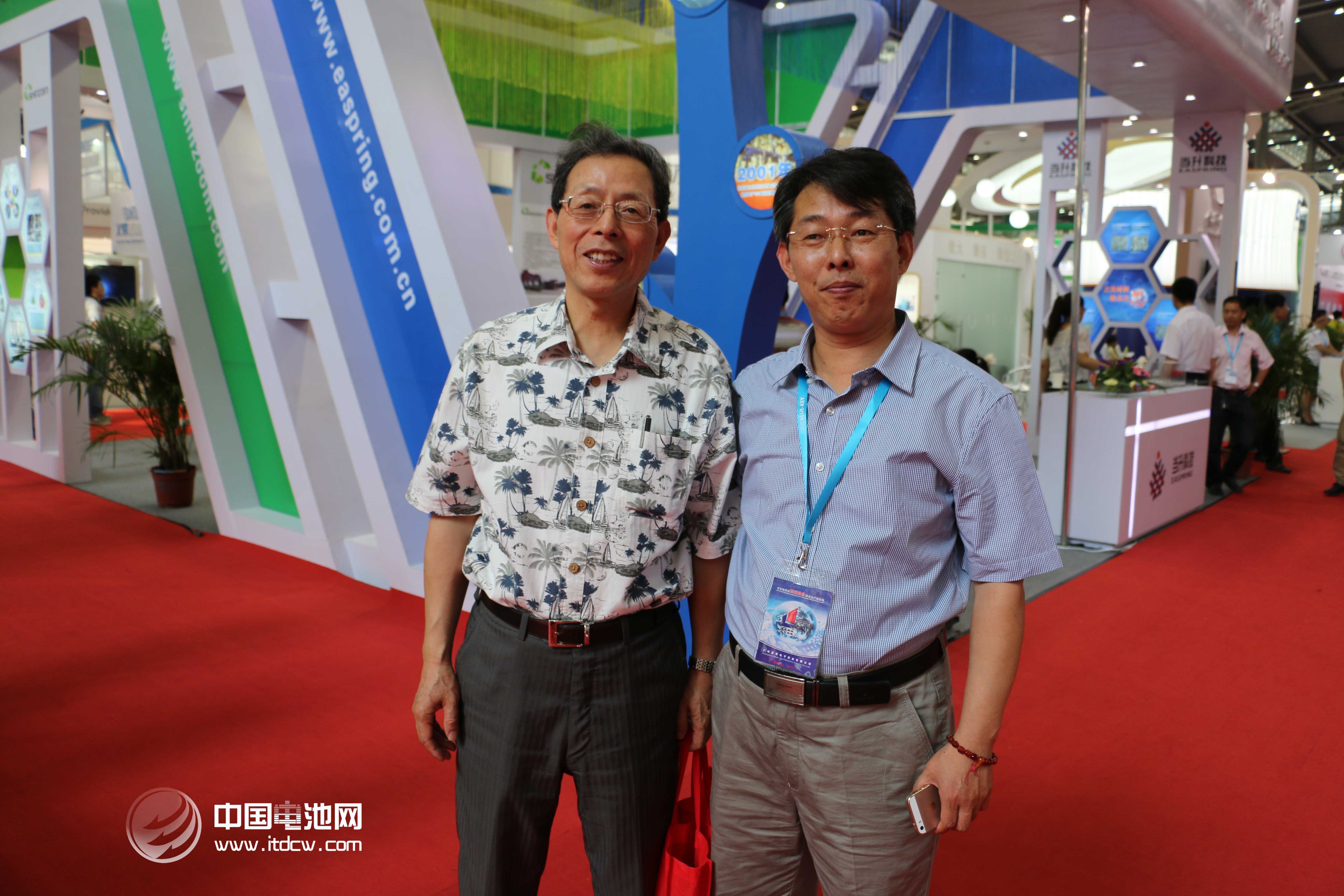 毛焕宇博士亮相CIBF2014 与中国电池网进行交流