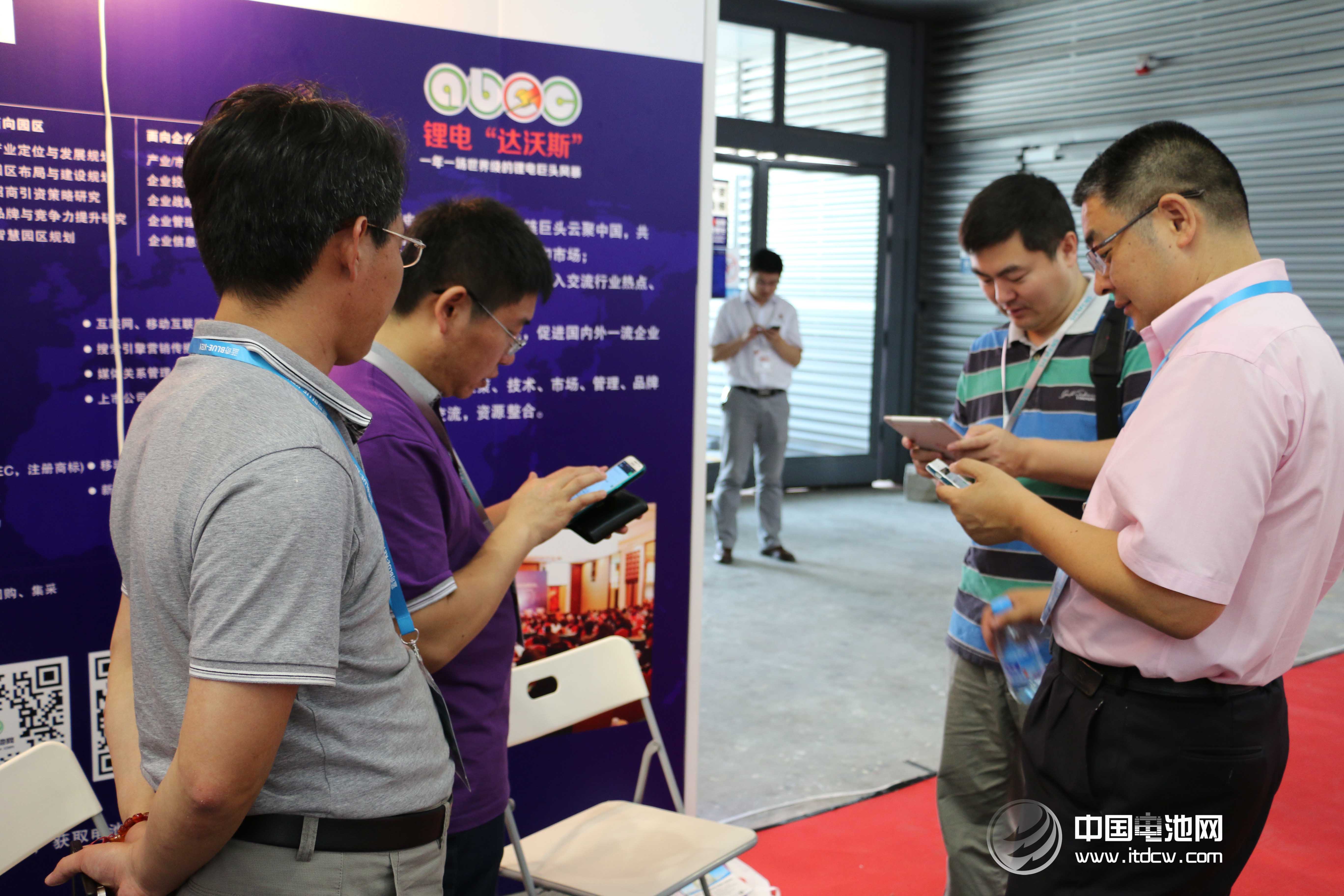 创明电池参展CIBF 中国电池网与戴铮等谈电池物联网