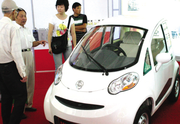 不属于四轮摩托车 小型电动汽车有望“上路”？