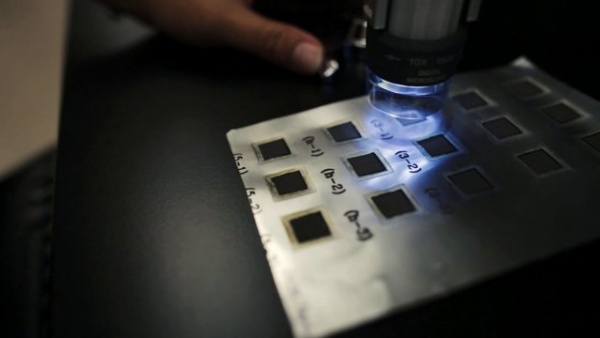 低成本柔性可更换电池或用于可穿戴设备