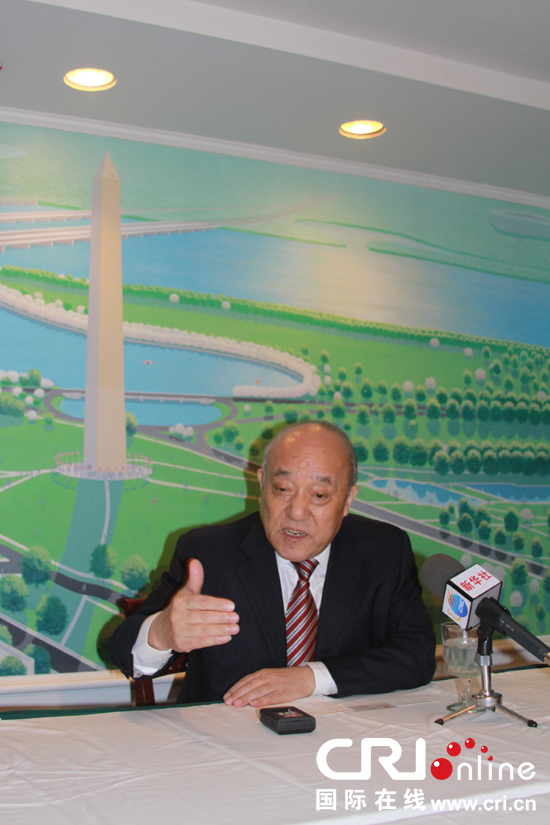 万向集团董事局主席鲁冠球向记者介绍情况