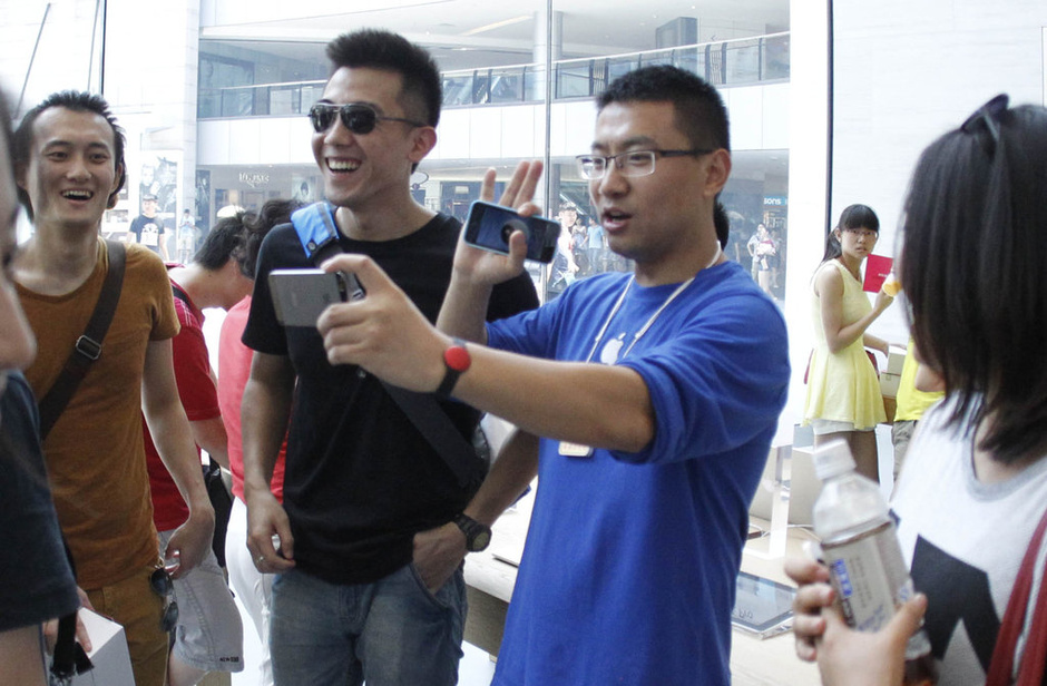 apple雄起！重庆首家苹果直营开幕三千人排队抢购