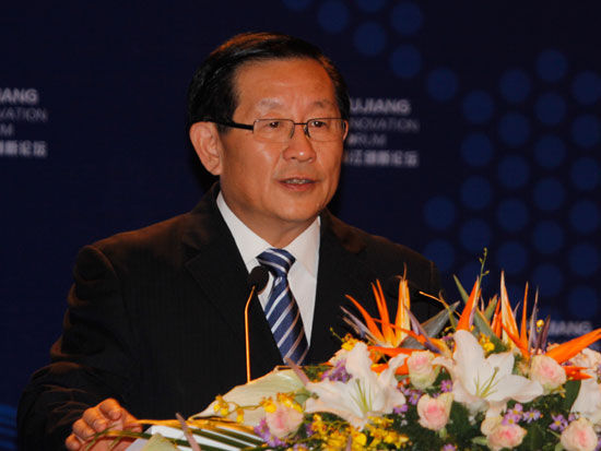 万钢提出四大举措 加快新能源汽车业发展