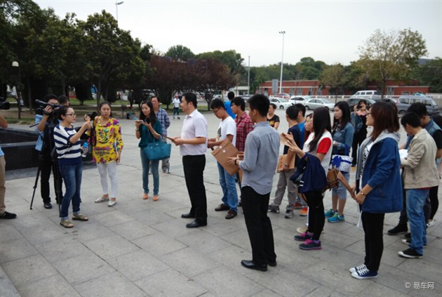 “秦”首批申号 百位车主齐聚许可中心