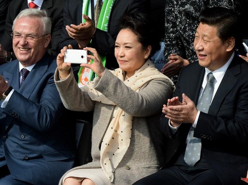 中国领导人携国产手机出访 李克强说小米已成大米