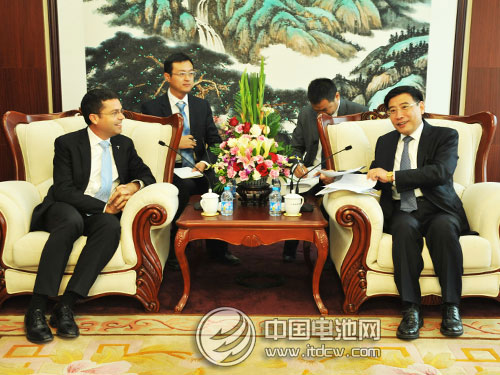 苗圩会见特斯拉全球高级副总裁杰洛姆·古里安