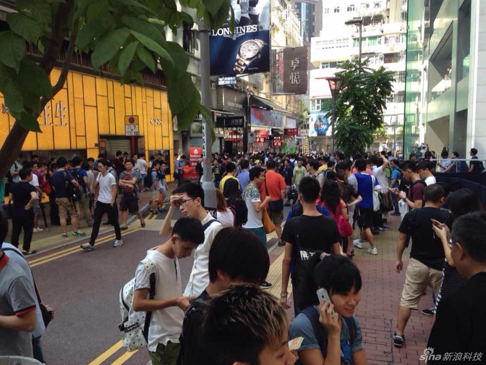 苹果iPhone 6香港发布当日:黄牛猖獗加价收货 苹果iPhone 6香港发布当日:黄牛猖獗加价收货