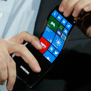 灵活的未来：三星在2013年展示了柔性显示屏原型