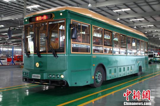 北京首条纯电动观光巴士线路投运 充满电仅需10多分钟