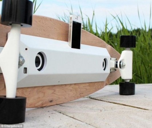 高科技滑板内置扬声器：滑1小时给手机充满电