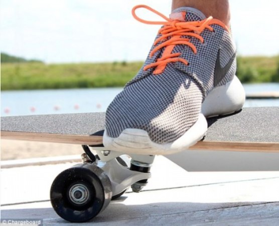 高科技滑板内置扬声器：滑1小时给手机充满电