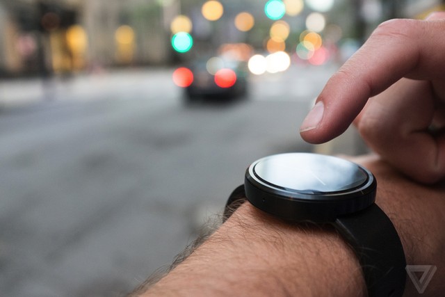 软件升级包大幅延长 摩托罗拉Moto360电池续航时间
