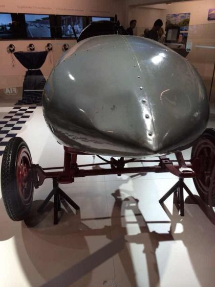 巴黎惊现世界上首辆时速超过百公里电动汽车