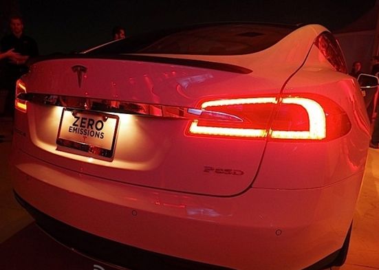 四驱版特斯拉首组照片 百公里加速仅3.2秒