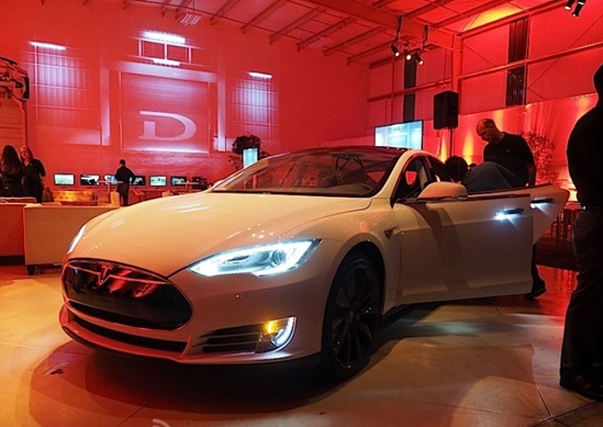 四驱版特斯拉首组照片 百公里加速仅3.2秒