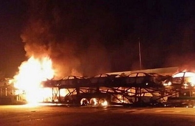 运输车后轮着火 20辆比亚迪秦烧成了灰电池没爆炸