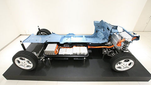 江苏镇江市研究试验全国首辆轮驱电动汽车