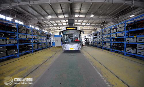 电动汽车的充电难题：充电站还是换电池？