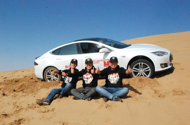 民间车主把特斯拉充电桩装到了沙漠和草原